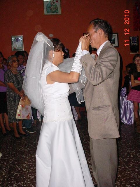 Bailando el Vals de rigor en la residencia del Concejal Vega